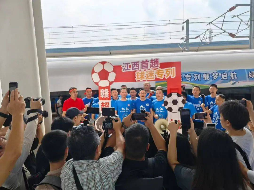 三亿体育体育网站入口-球迷为比赛中球队激烈争斗而感动