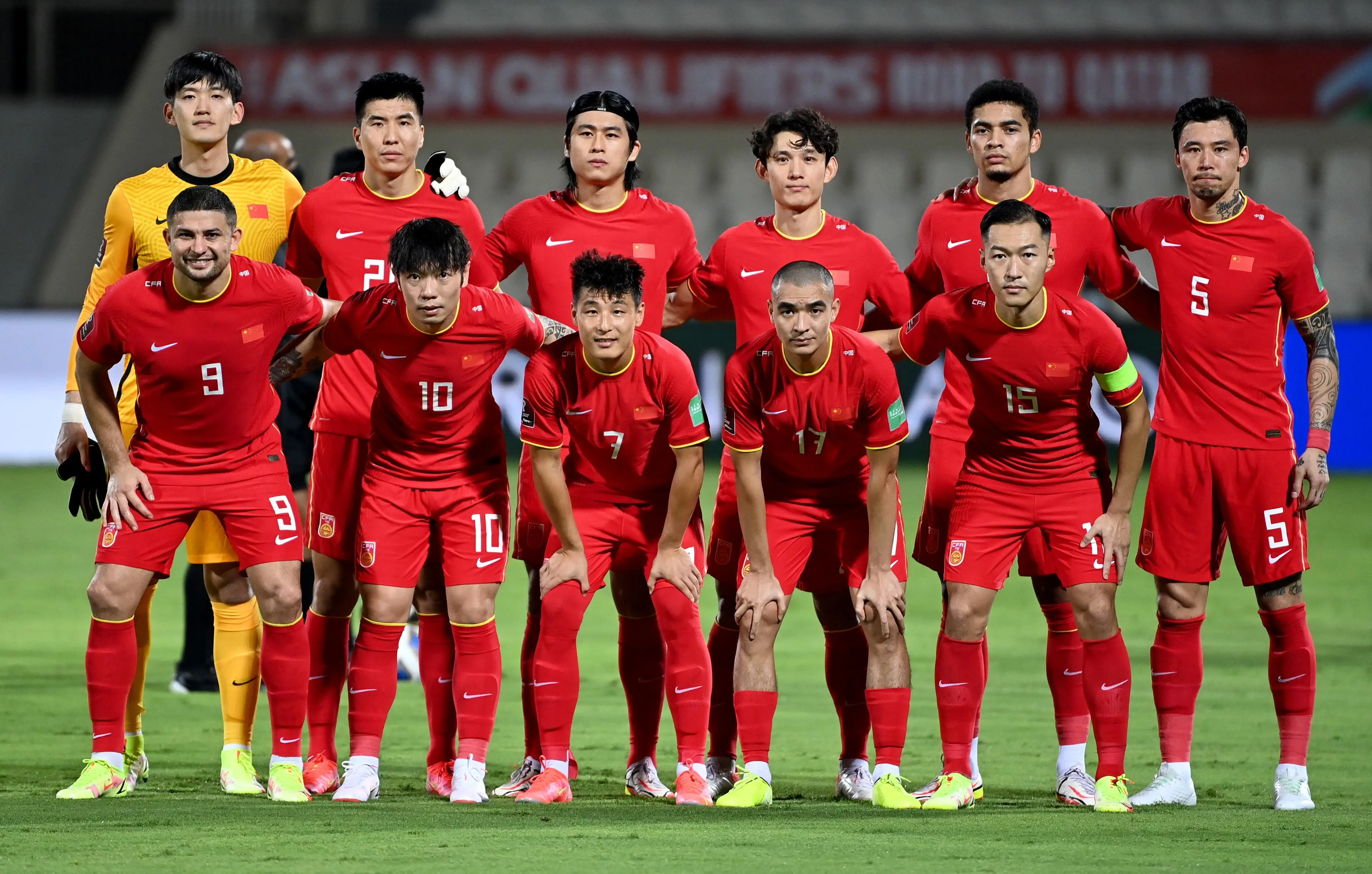国内足球热度不减，焦点对决备战决胜时刻