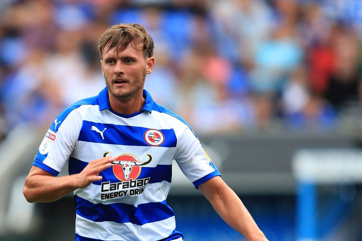 三亿体育体育链接-雷丁球队战术调整引发争议,主教练背负压力