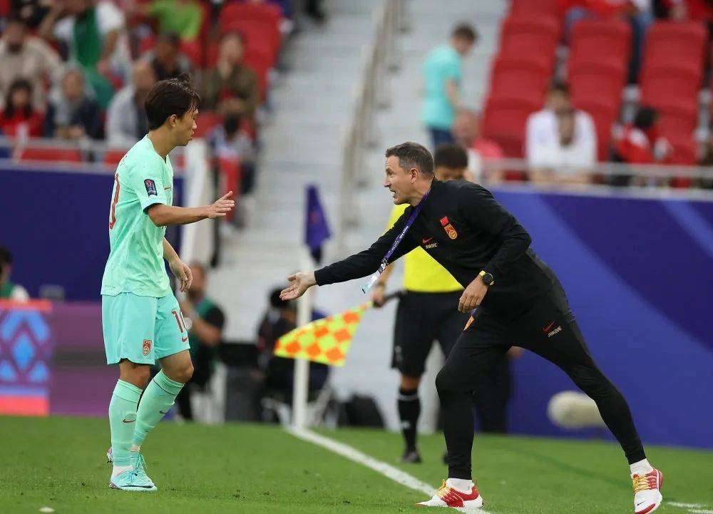 东方球员在国际比赛中力压对手 东方球员在国际比赛中力压对手