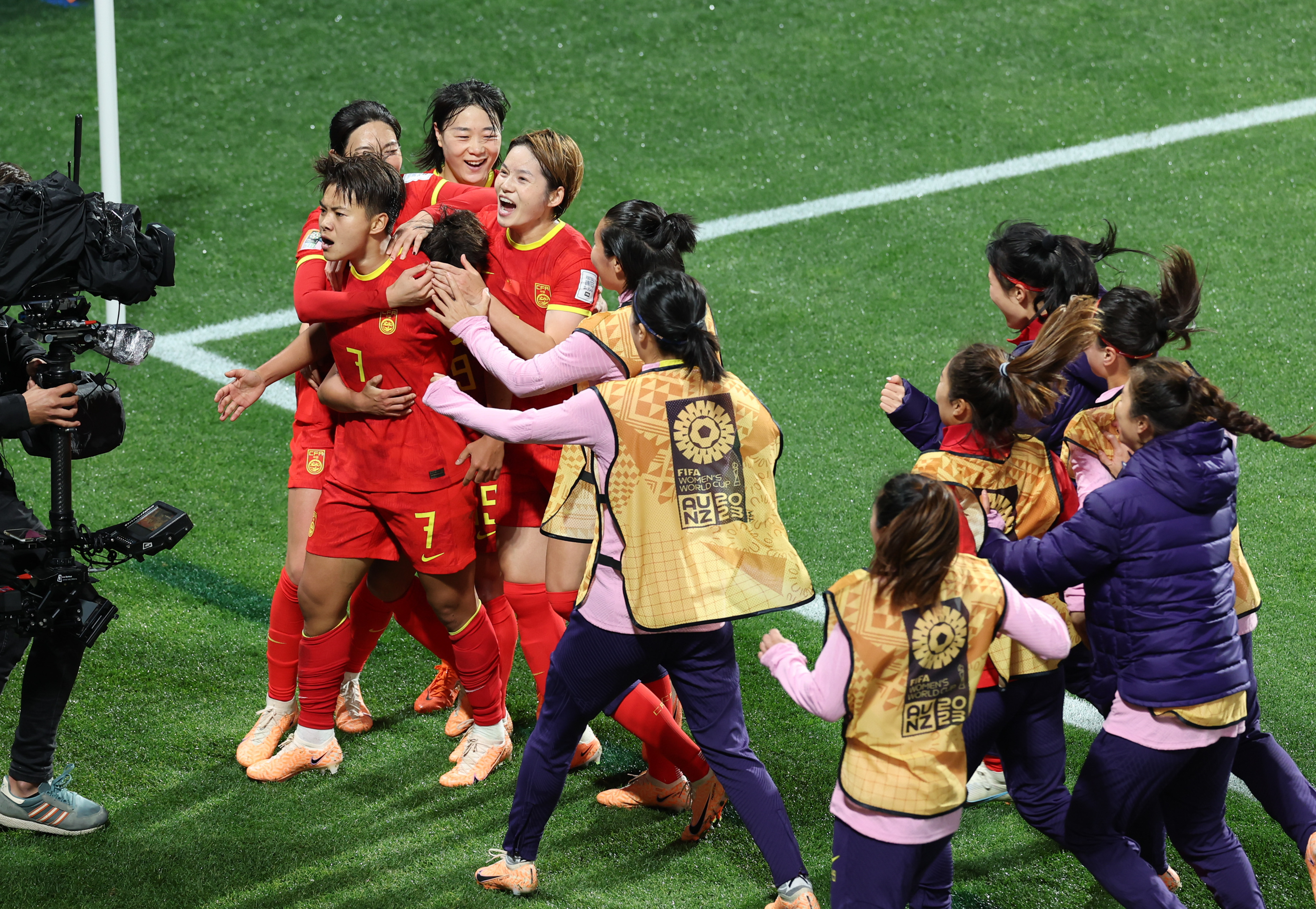 三亿体育体育在线登录-国际足球盛事：中国女足力挫群雄，引领风潮