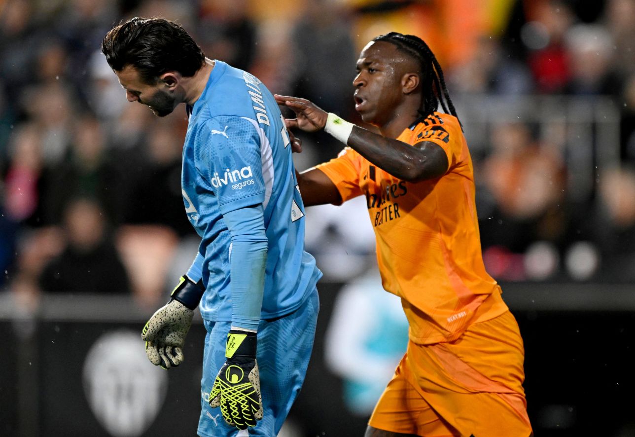 包含阿森纳逼平纽卡斯尔，温格球队遭遇不利的词条