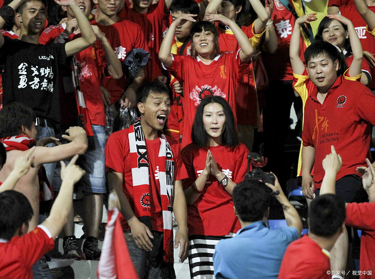 球场外的球迷们洋溢着激情与期待
