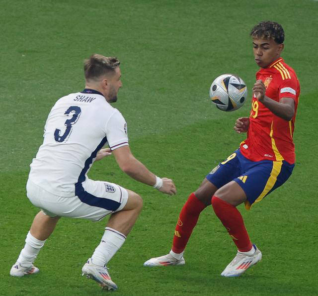 三亿体育体育直播-北美球员在欧洲杯赛中大放异彩